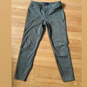 Cropped tight fitting jeggings in olive green